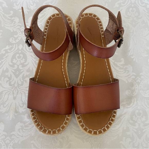 Woman’s Platform Brown Woven Sandals - Picture 3 of 9